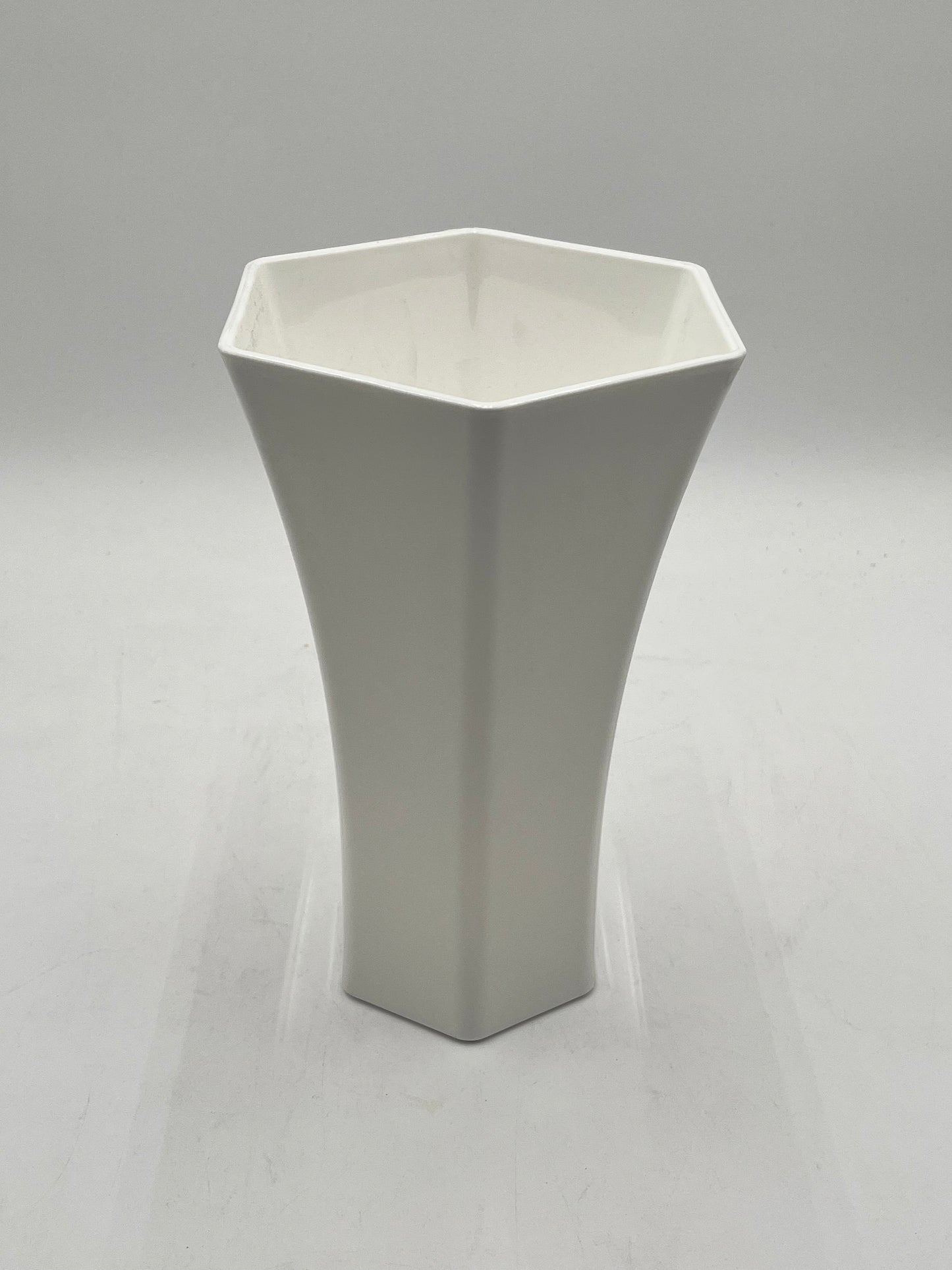 Hexa-vessel Collection plastic containers in white. Stylish floral holders for décor or events, sold by floralsuppliespoint1.com  for 9.99 each
